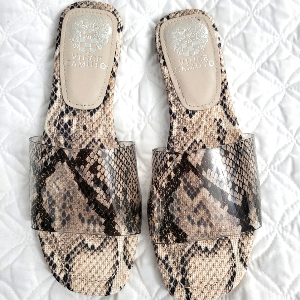 NWOT Vince Camuto Snakeskin Flat Sandals Size 6